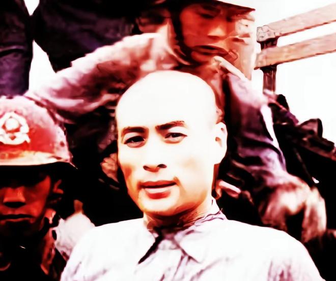 这是聂曦行刑前，蒋介石为了震慑“台共”，专门叫来媒体给他拍下的照片，没想到照片发