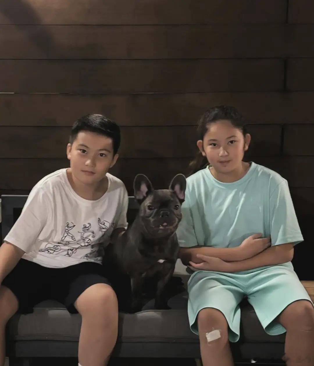 郑希怡女儿与黄伊汶儿子合照，被误认是龙凤胎，相差一岁长得好像！