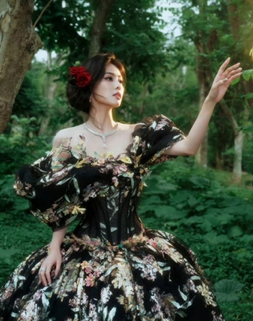 误入森林的仙子，白鹿也太适合了吧，美到室息，花丛中的精灵，花仙子​​​