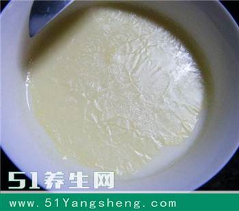 牛奶煮完以后, 上面漂浮的那层“皮”是什么? 能吃吗?