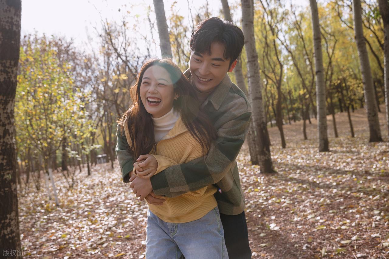 我朋友是真硬气，当初她未婚先孕被男朋友领回家，未来婆婆态度高傲，直接问她：“都这