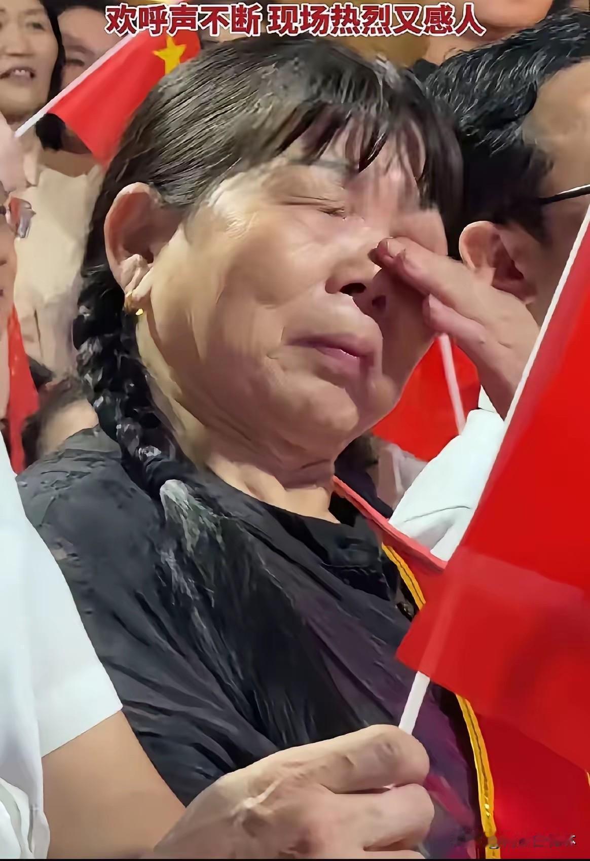 一句话没说，却让全场最安静的人破防了。5月29日晚，神舟二十一号返回舱落地