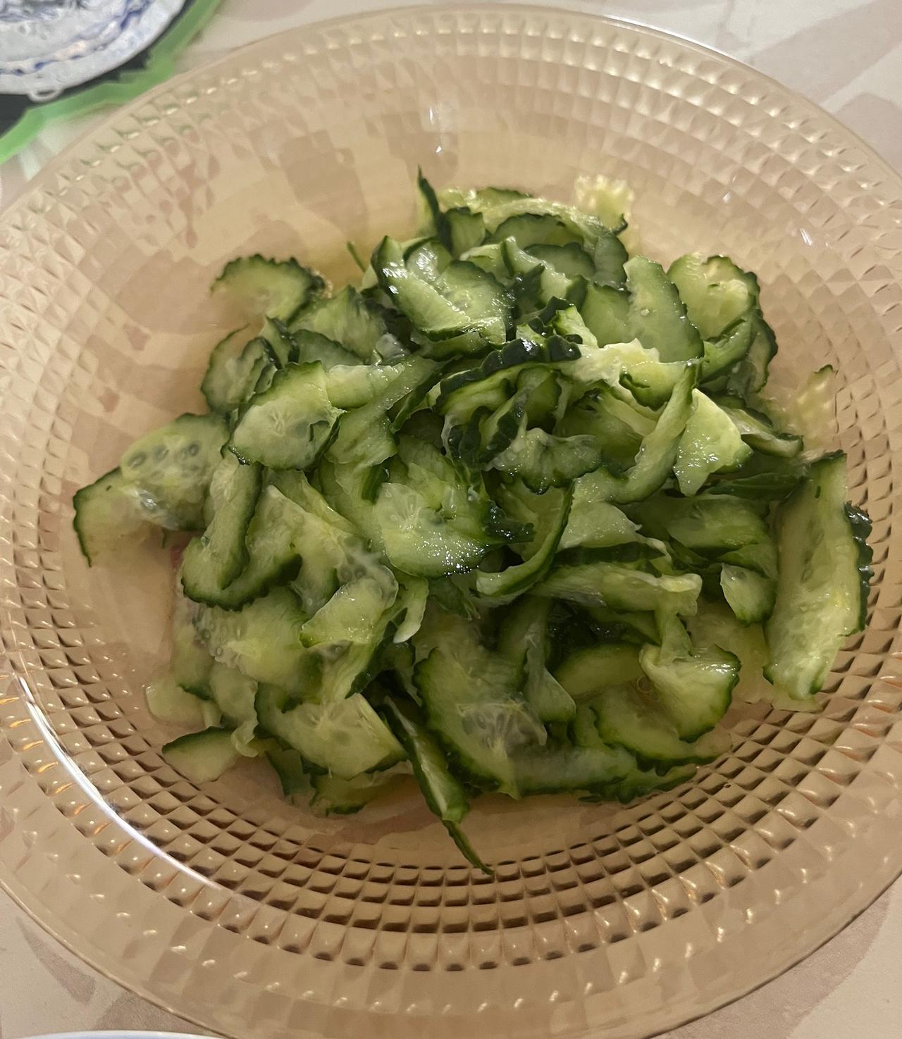 今天一滴油也没有，看看我吃的啥菜哈？主食；花卷，玉米，北爪。菜；拌黄瓜片