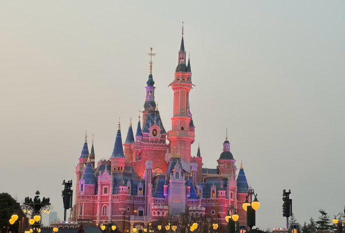 哇，这里简直像个色彩斑斓的童话世界嘛！每一个角落都藏着惊喜，让人忍不住想一直逛下