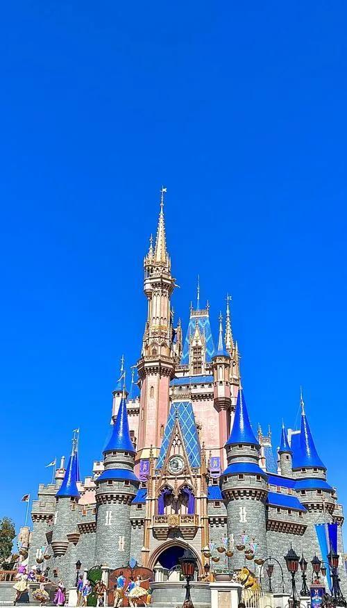 月入两万，如今都很难轻松去一趟迪士尼，迪士尼早已慢慢变成普通人消费不起的穷人禁区