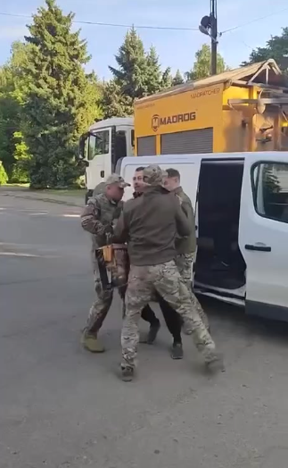 这位支持抓壮丁的乌克兰记者，自己也被抓壮丁了！乌克兰知名记者、泽连斯基的忠实