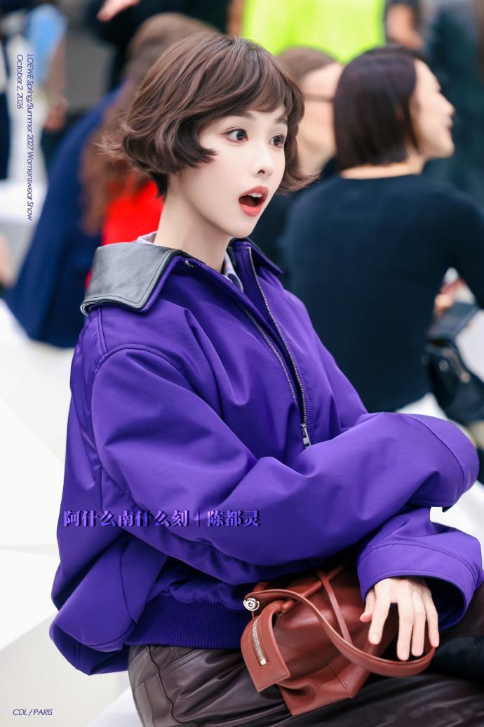 陈都灵时装周看秀造型陈都灵看秀造型很美，短发清爽灵动​​​