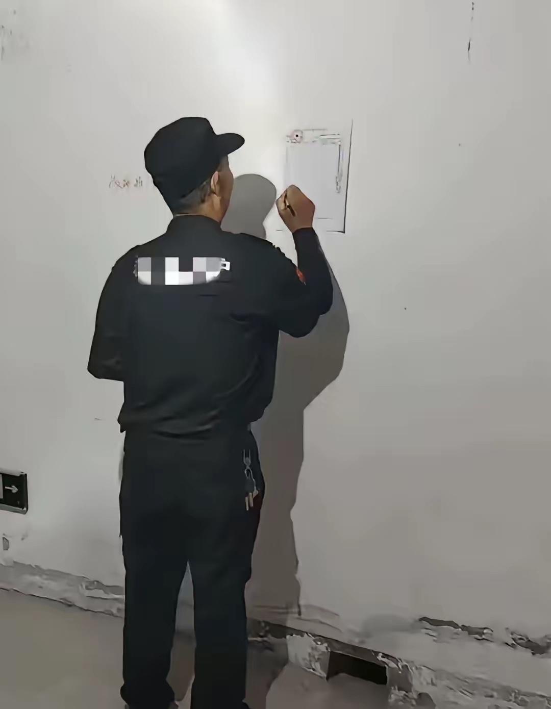 我们小区的保安是越来越少了，起初还以为物业是减员增效呢！原来不是，物业为了防止