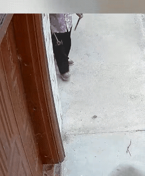 有个大妈每天等邻居出门后，就用锥子敲门框几下，每次不超过十下，还把碎木头扫干净。