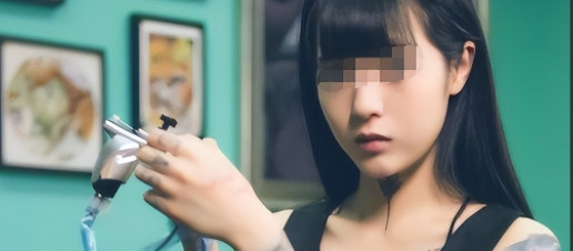 有纹身一律开除”2021年，湖南一名15岁的女生，入学后被老师发现胳膊上有纹身，