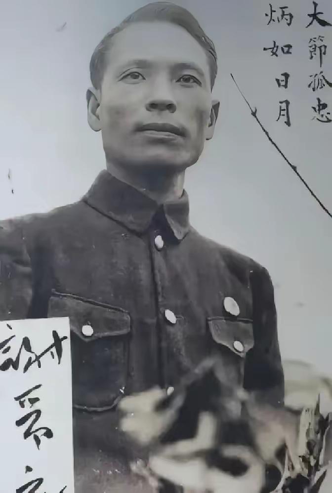 1941年，谢晋元被软禁在租界，带队出早操时，发现少了4人，就去询问情况，突然，
