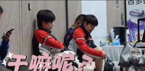 果然学霸都是靠自己，莎头学霸比赛前在训练场自己看雨果夫妇的混双视频呢，备战晚上的