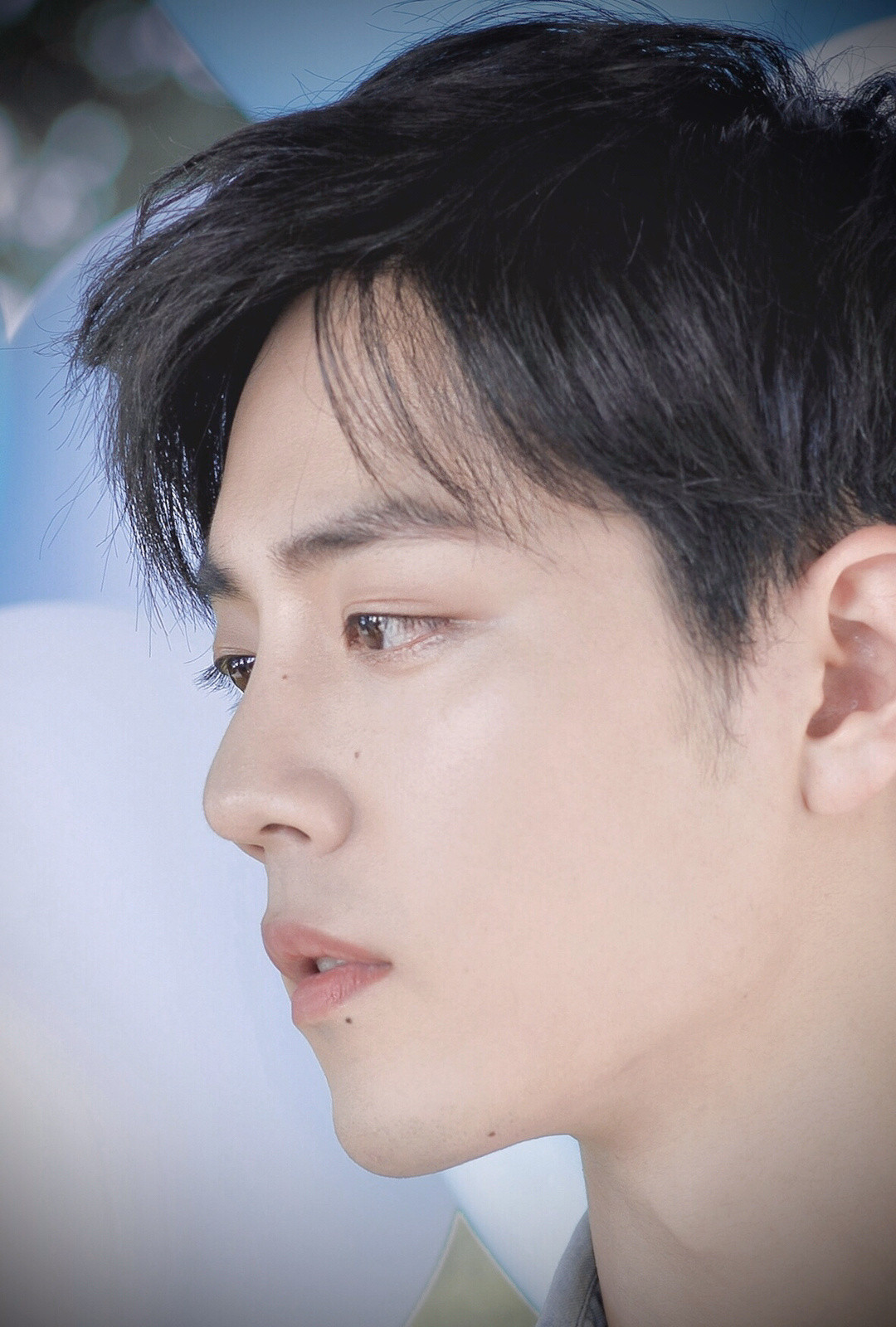 美人多痣，除了唇下痣，其实小赞赞还有鼻梁痣，还有一颗小小的泪痣，外耳，脖子和下颌