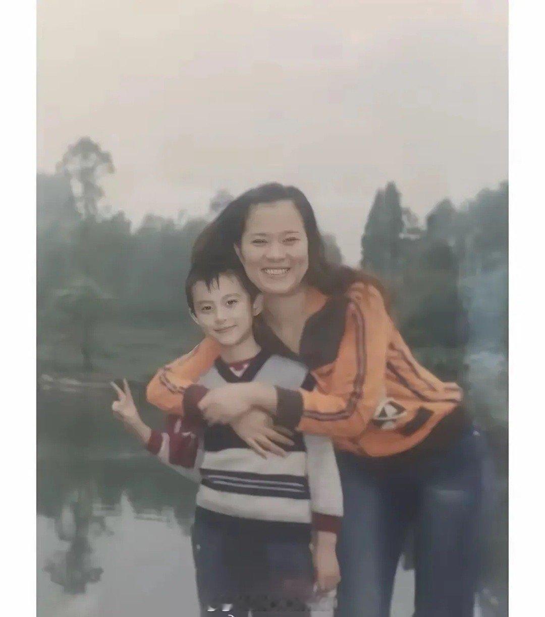 太神奇了!王鹤棣父母都是五官扁平大宽脸，居然能生出他这种小脸五官折叠度高的儿子