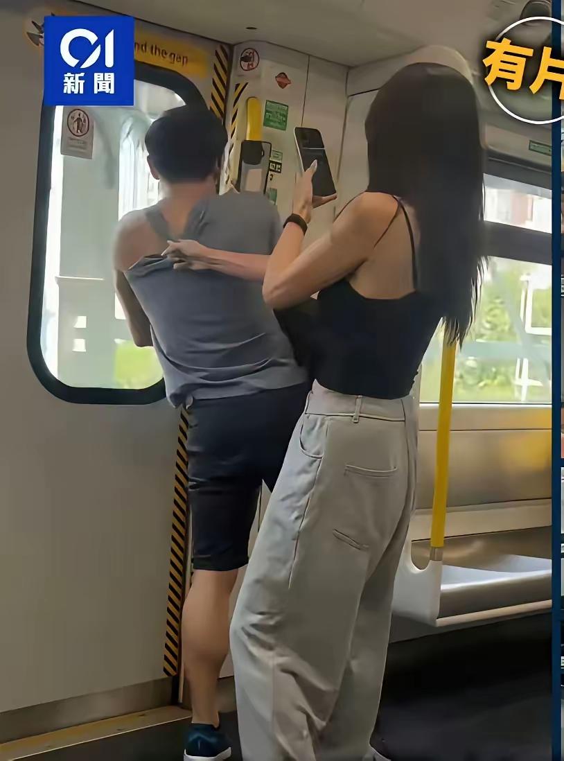 看港铁那个视频，心里是真堵得慌。车厢里，一个女的一嗓子“偷拍我”，全车人都看