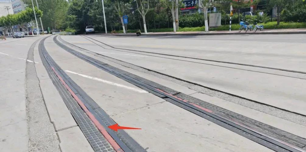 秦皇岛旅游小铁路落幕，几年了仍让人唏嘘不已。前几天，为了防止行人骑车摔倒，市政