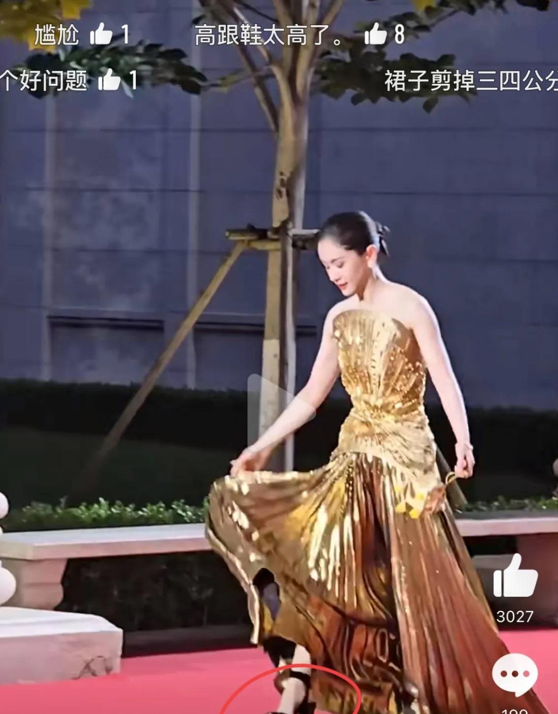 王子文走红毯摔倒，至少犯了两个穿衣大忌。第一，鞋子跟太高了！王子文提起裙摆，