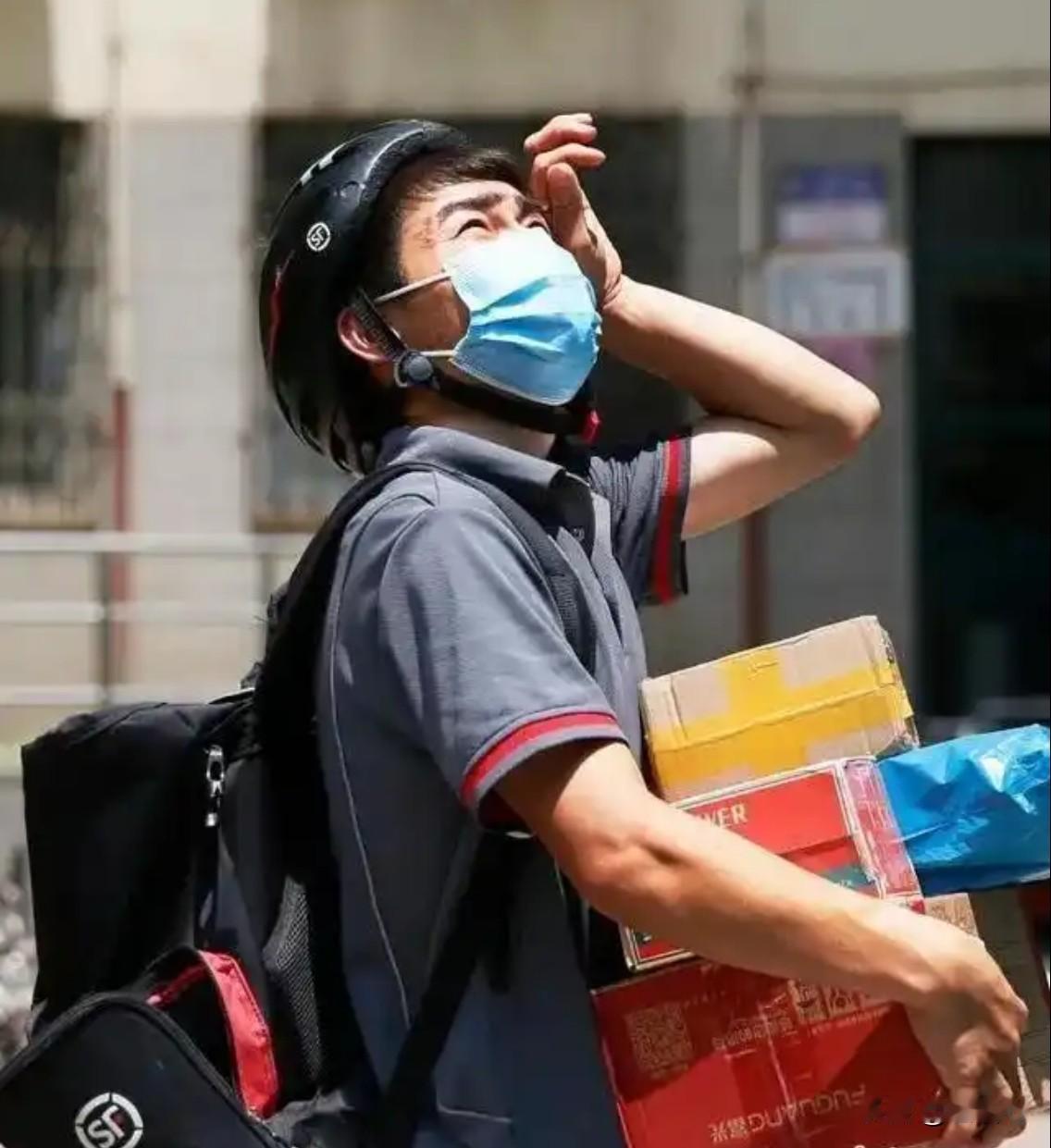 顾客投诉快递小哥致其被罚。小哥上门求情还被拒，一怒之下想同归于尽。