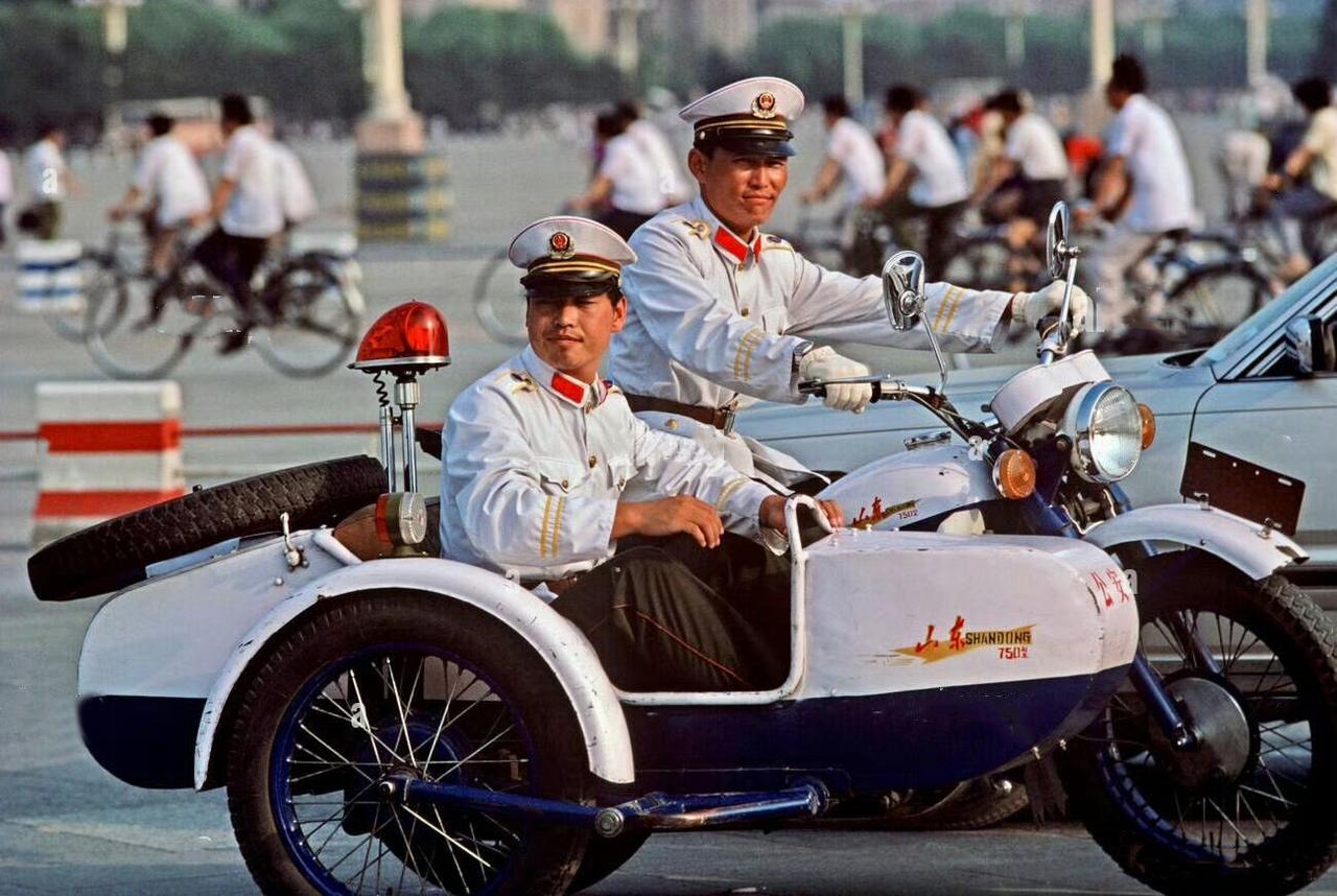1980年的北京，两名身穿五八式警服的警察正在街头作日常巡逻。胯下的坐骑是刚刚生
