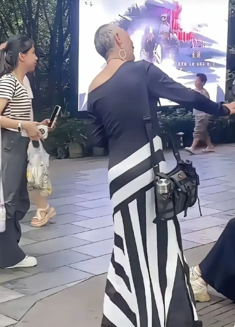 蓉城街头，这要放以前出门得挨打吧？