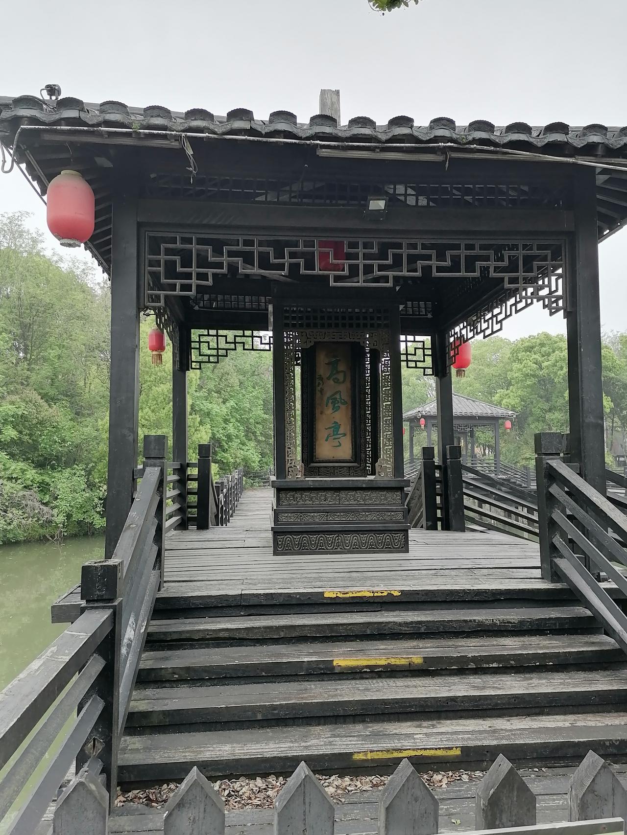 那时候新中国刚解放，国家百废待兴。我的一位亲戚随丈夫招工进了城，丈夫在国家机关工