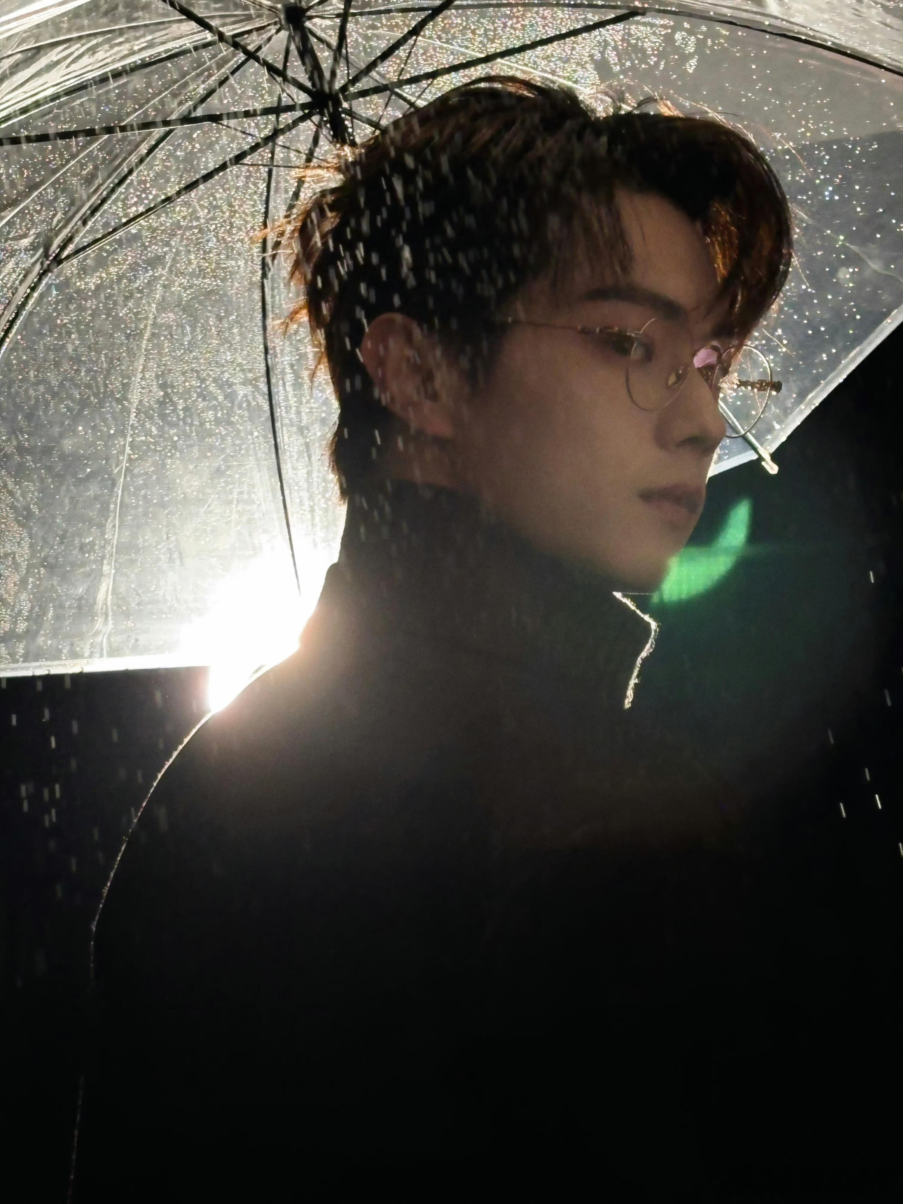 在光影的画面中，真的是仿佛小说里的男主角走到了我的面前，谁懂许凯回眸的这一刻简直