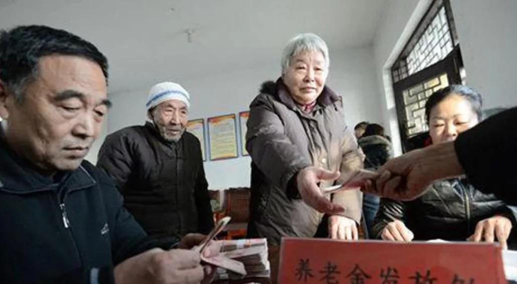 国外退休金都是统一标准没有高低贵贱之分，为什么不借鉴一下呢？来源:逍遥论经最