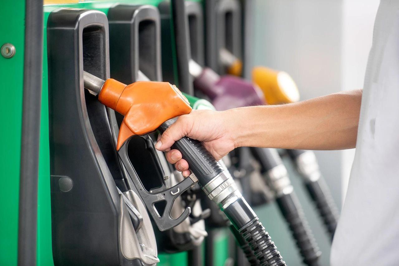 今晚（3月23日24点）油价又要调了，看样子是肯定要涨，而且涨得不少。很多人