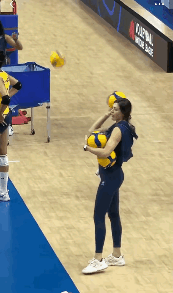 这个女子的身材非常高，颜值也非常的高，估计情况排球技术水平也应该非常高，这样的身