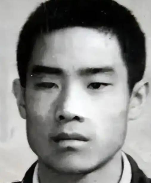 1983年，25岁的朱国华被判死刑，他在法庭上不服，搬出了爷爷的名字，然而，