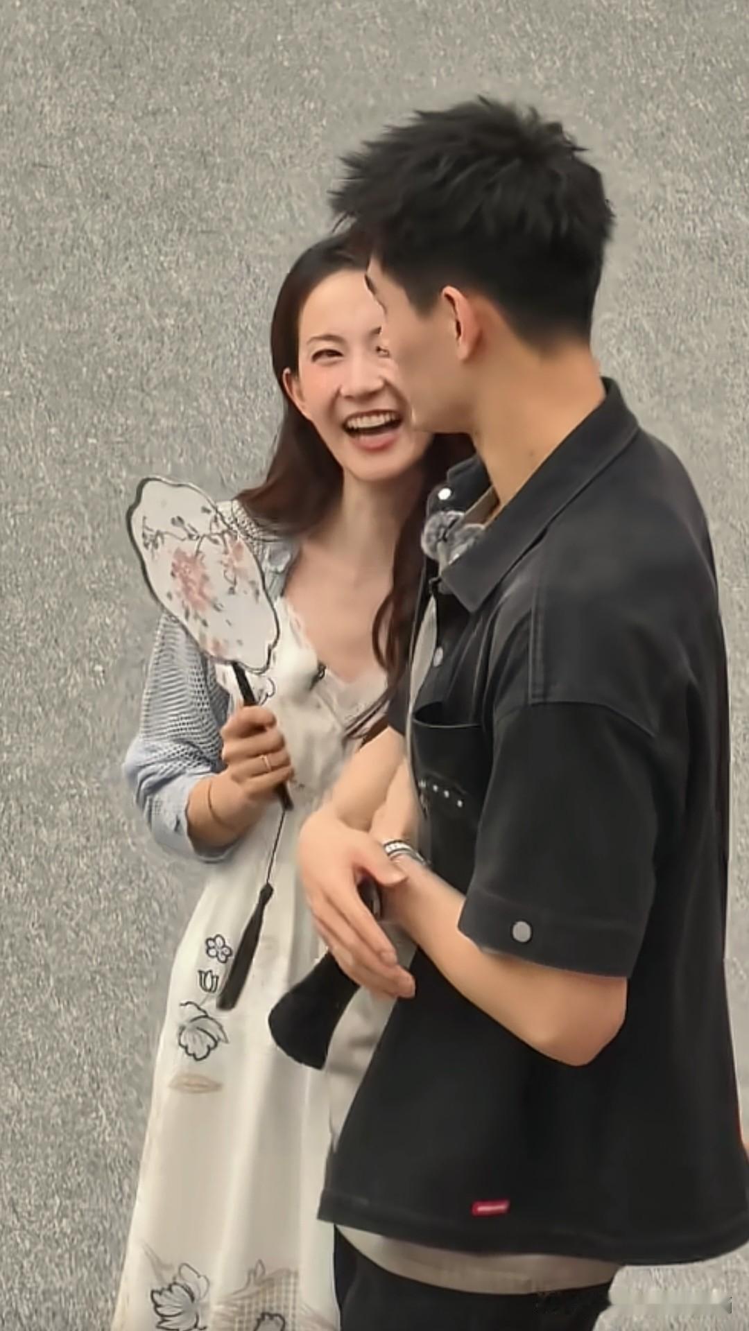 孙杨张豆豆这俩人好有夫妻相，而且二人身材好，颜值高，两人性格互补，一个爱闹爱笑