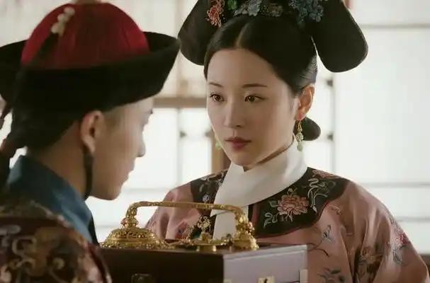 她与奶奶一起嫁给皇帝，奶奶成皇后，享尽皇帝恩宠，她却孤独终老在清朝乾隆年间，