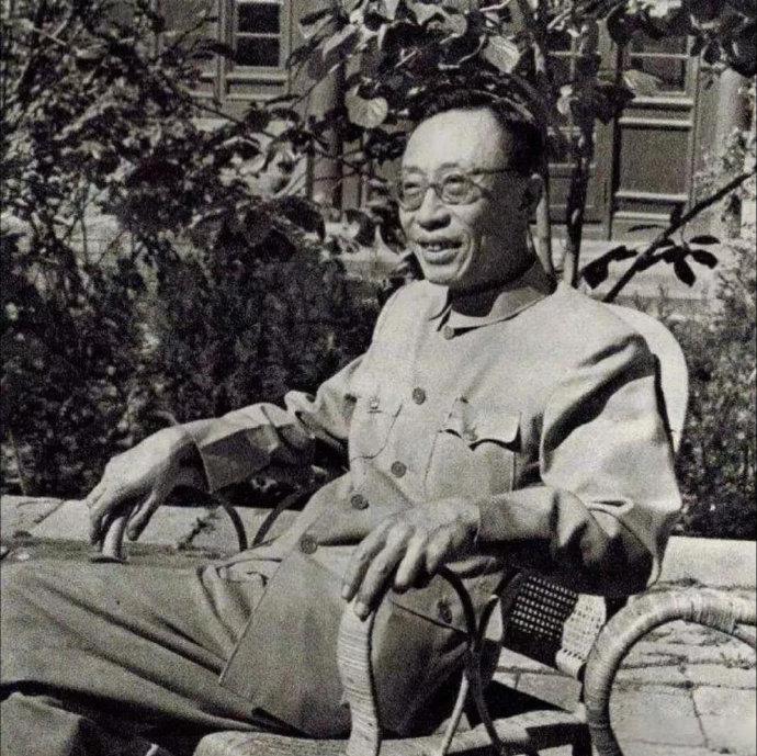 溥仪三岁登基当了傀儡皇帝，后来冯玉祥占领了北平城，溥仪跑去了东北当了伪满洲国的皇