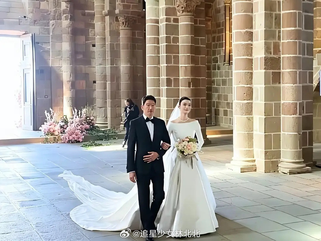 奚梦瑶父亲凭仪态火出圈：178超模被衬成小鸟依人？她爸啥来头​​​