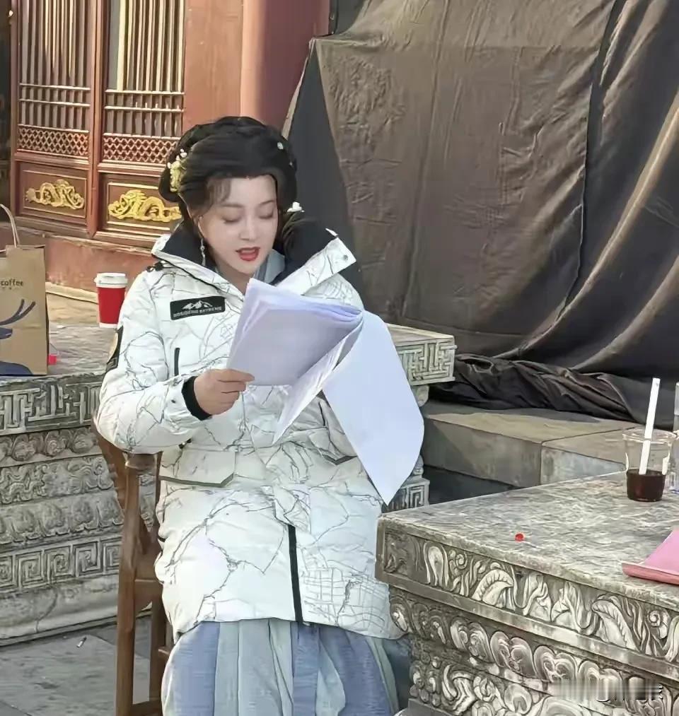 我觉得刘晓庆的生活态度是可以在任何时间做任何事，因为她不会被年龄限制。她的态