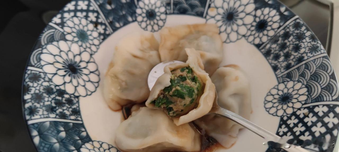 今天中午吃猪肉韭菜馅饺子。看看我们这个饺子，还真是薄皮大馅吧？吃饺子我最怕馅儿小