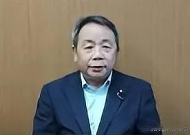 刚落地松山机场，63岁的石平特意整了整西装，眼神里满是志在必得的得意。这位196