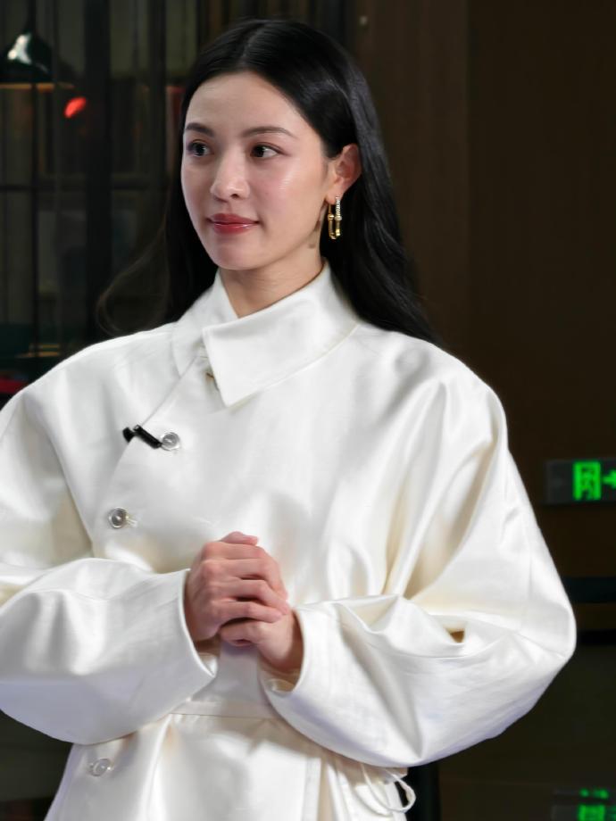 今天钟楚曦在北京出席时尚活动，她这回搭配的很简洁，看起来年轻又靓丽。钟楚曦脚