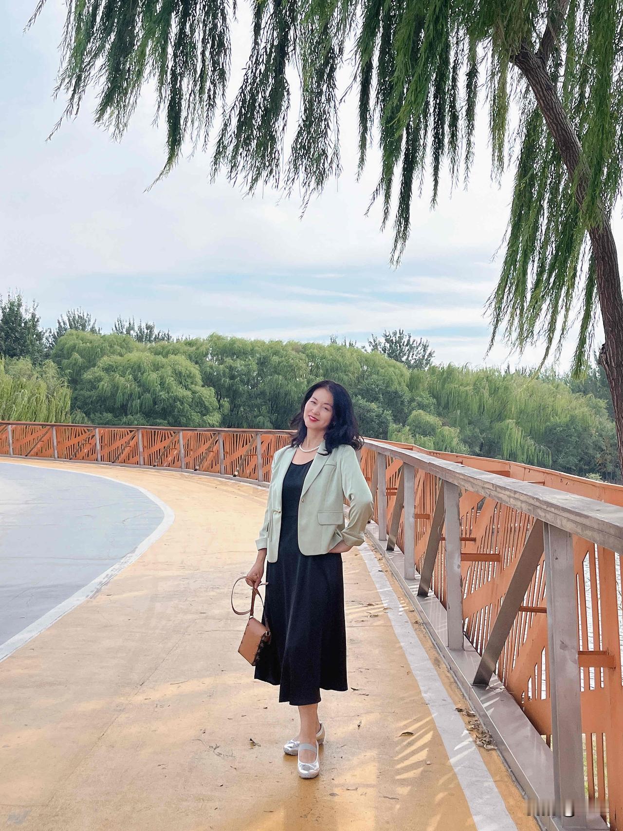 我50多了，我的观点是女人必须要捯饬自己，要不然活的都没有意义了，我是这么想的[