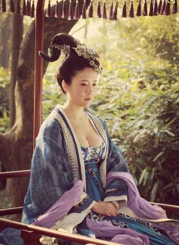 公元626年，李世民砍了李建成脑袋后，急匆匆赶到大嫂玳姬宫里，玳姬自知无处可逃，
