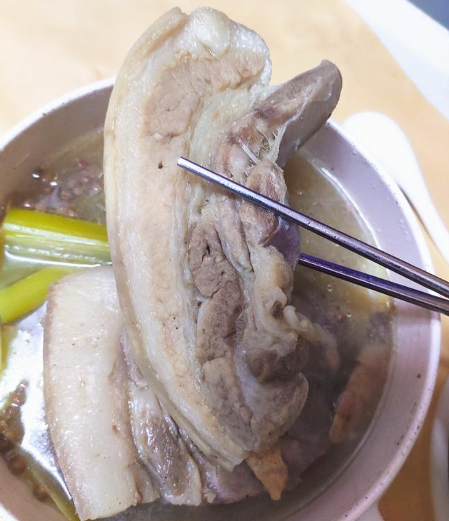 头一回过年跟着老公回老家，婆婆特意煮了一大锅肉。她把大块大块的肉直接搁进白水里煮
