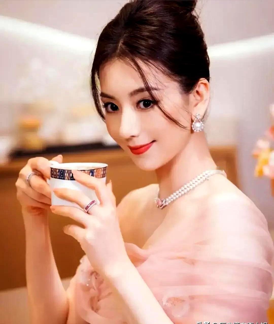 38岁的方媛迎来三胎。我公公就看了方媛的照片一眼，忽然就不说话了。沉默了半天