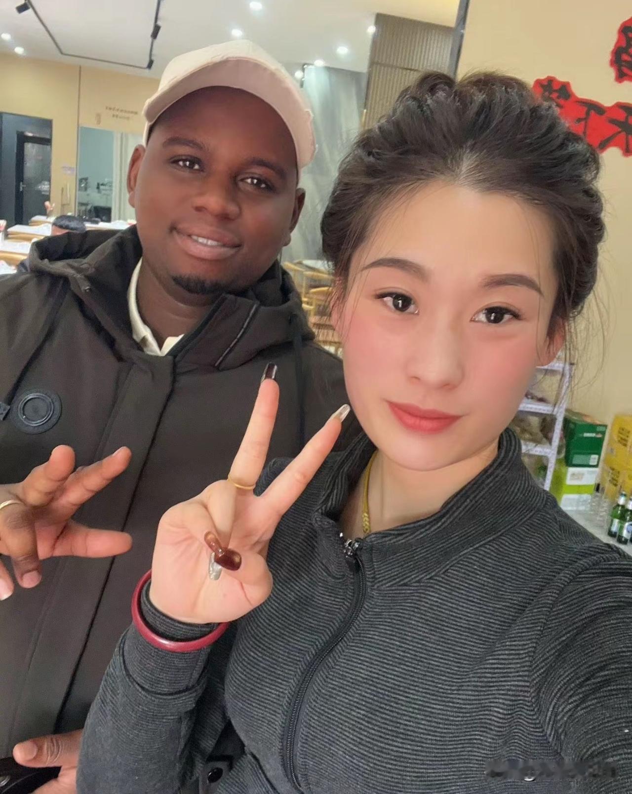 我的饭店开业第一天，就迎来了外国友人来我店里吃火锅鸡，他说味道很好很好吃，还祝愿