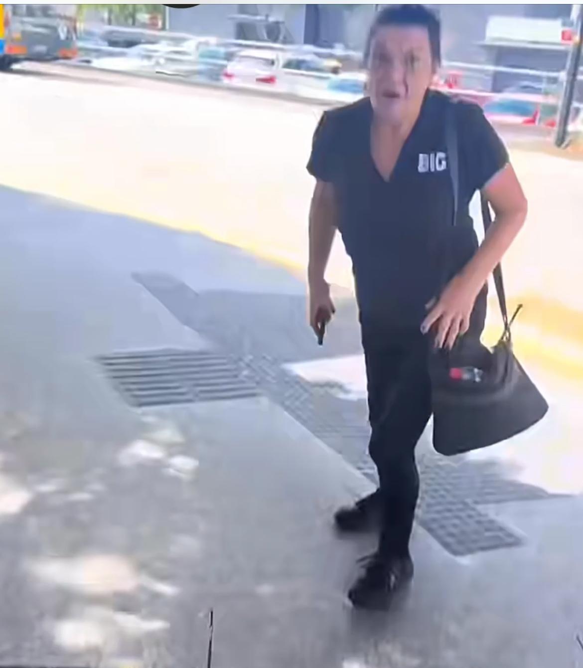 中国妹子在澳大利亚遭遇种族歧视，一位老太太朝她扔矿泉水，还不断地对她爆粗口。她辱