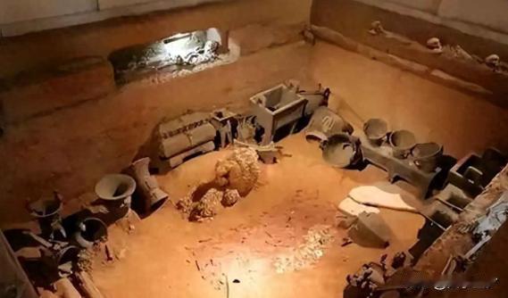 1956年，马嵬坡杨贵妃棺椁被撬开，空无一骨，封门石完好无损，千年前白居易那句诗