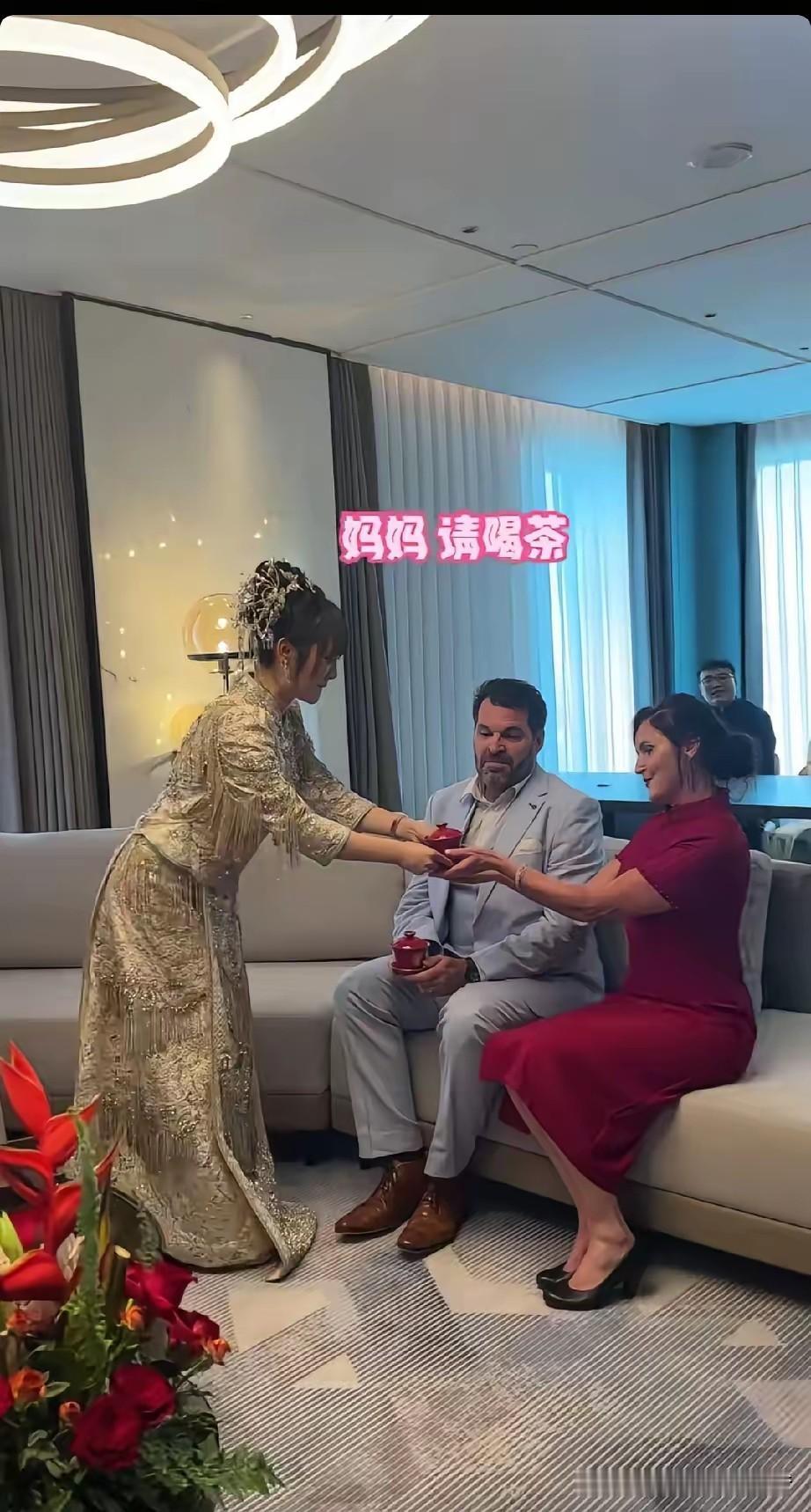 这个女生在英国留学，偶遇一英国男生，然后两个人热恋了。经过一年交往，两个人终于