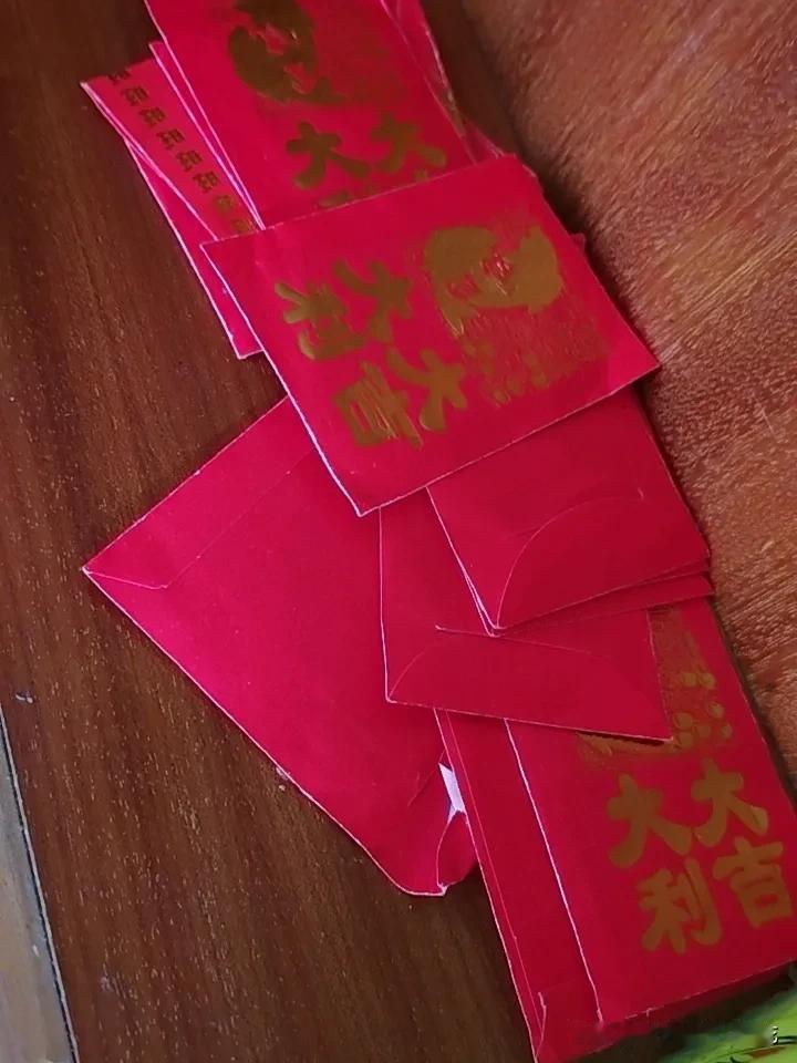 春节过了，小孩红包收了不少，这是小孩子特别开心的事，他们拿着红包买各种的零食，买