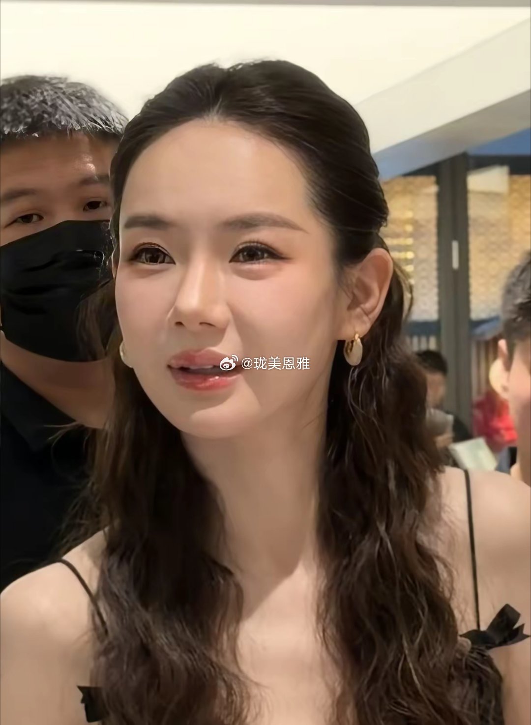 戚薇的鼻子也太立体了，不会是医美吧？​​​
