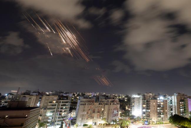 伊朗重型导弹从天而降，空中分裂出80个弹头，如火雨般砸向以色列。中东战场进入