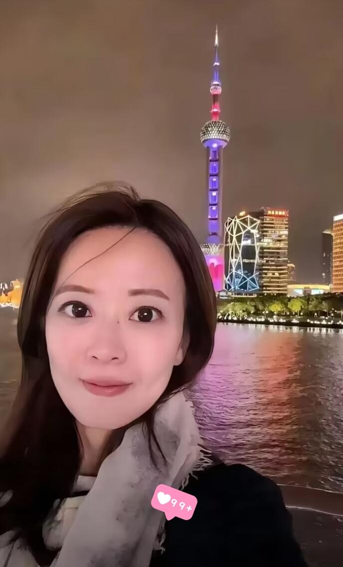  国民党发言人江怡臻参加完会见活动后，从人民大会堂带走了四支铅笔。江怡臻说